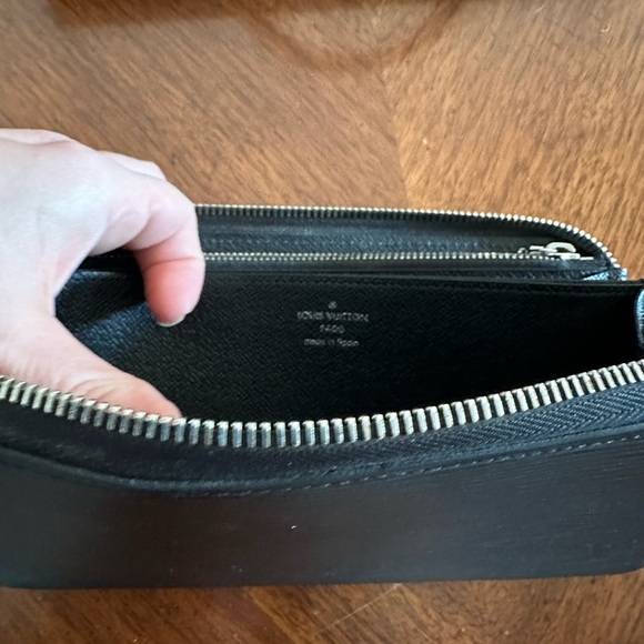 Authentic Louis Vuitton Zippy Wallet Black EPI Leather - Picture 9 of 11